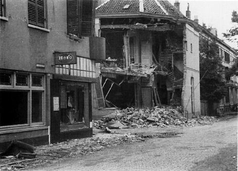 Hoek Emmastraat – Spijkerstraat in mei 1945 . Klik op de foto voor een grotere afbeelding.