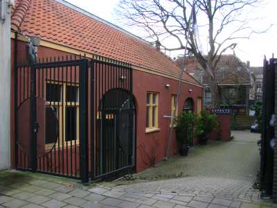 Het koetshuis anno 2007, gezien vanaf de Ir. J.P. Van Muylwijkstraat.